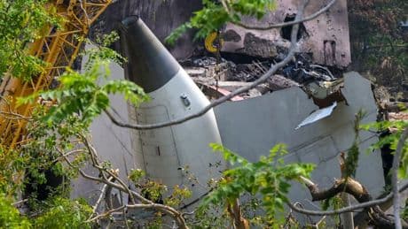 "Il laisse derrière lui deux petites orphelines": un père venu en Inde disperser les cendres de la mère de ses deux filles meurt dans le crash du Boeing