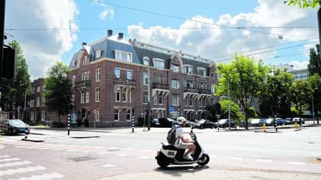 Hoe een ideële zorgvereniging transformeerde tot steenrijk goed doel – en toch moet de zorg goedkoper en gaat de huur omhoog