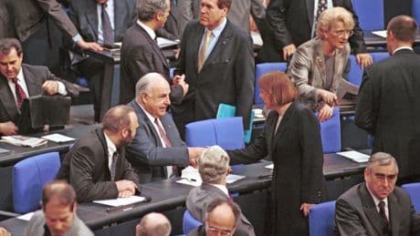 Altkanzler im Bundestag: Ein (nicht ganz) einfacher Abgeordneter