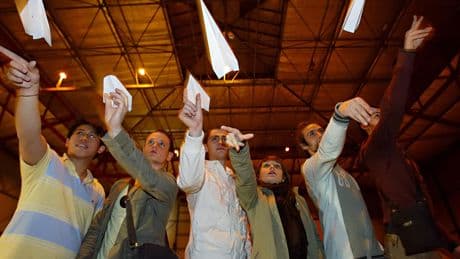 Près de Bordeaux, des compétiteurs vont s’affronter aux championnats du monde de lancer d’avions en papier