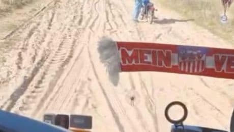 Hier fährt der Mannschaftsbus eines Profiteams