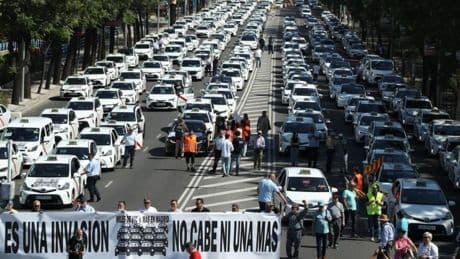 La larga batalla legal de los taxistas contra las 8.500 licencias que Madrid concede a Cabify