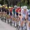 Sprintersploegen houden kopgroep binnen schot, zoontje van Wout van Aert helpt papa richting start