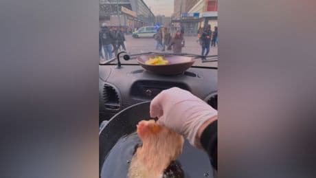Berliner Influencer brät ein Schnitzel im fahrenden Auto