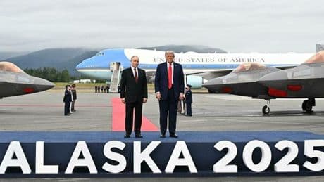 Trump-Putin, il film della giornata: sorrisi, segreti in limousine e tre ore di colloquio ad Anchorage