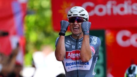 Philipsen verovert rode trui na oppermachtige sprint in Vuelta-openingsrit