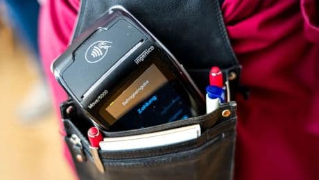 Kurioses: Streit um Rechnung: Imbissbetreiber fährt auf Motorhaube mit