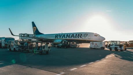 Ryanair no quiere pasajeros indisciplinados. Y además de llevarles a juicio, les va a poner sus propias multas