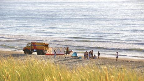 Zwemmer bij Texel komt in mui en verdrinkt, twee anderen gered