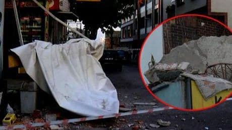 Küçükçekmece'de balkonu çöken bina tahliye edildi
