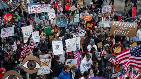 Las protestas contra Donald Trump toman fuerza en todo EEUU