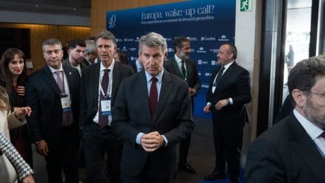 Feijóo acusa al Gobierno de dejadez por pedir una consulta antes de decidir sobre la opa del BBVA al Sabadell
