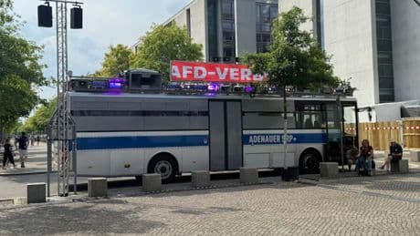 Bus der Anti-Weidel-Störer durfte unerlaubt parken – jetzt nennt Polizei die Gründe