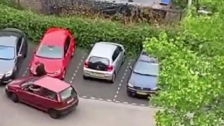 Ruzie op parkeerplaats in Kerkrade loopt uit de hand: automobilist rijdt in op vrouw, buitenspiegel vernield