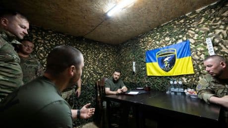 Selenskyj besucht Soldaten nahe Front im Nordosten der Ukraine