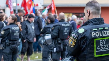 Nürnberg: Polizei löst Sitzblockade bei rechter Montagsdemo auf