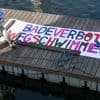 In der Nähe der Museumsinsel: Demonstranten schwimmen gegen das Badeverbot in der Spree an