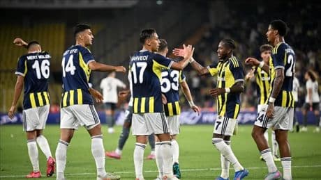 Son dakika haberi: Feyenoord - Fenerbahçe CANLI | Kanarya, Avrupa arenasında! Mücadele başladı...