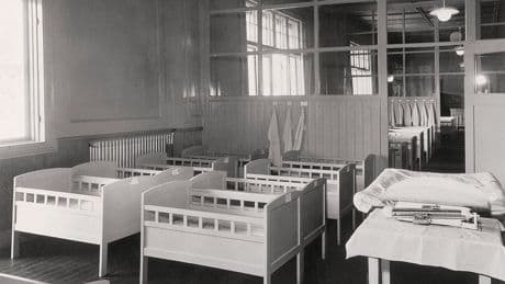‘Mijn moeder was te Laps’: fotograaf Angeniet Berkers toont de consequenties van en de mythes rondom Himmlers Lebensborn-project