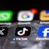 Freizeit mit dem Smartphone: Mehrheit hält Social Media für gesundheitsschädlich