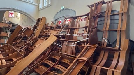 Bänke rausgerissen & beschmierte Wände - Israel-Hasser verwüsten Uni-Saal