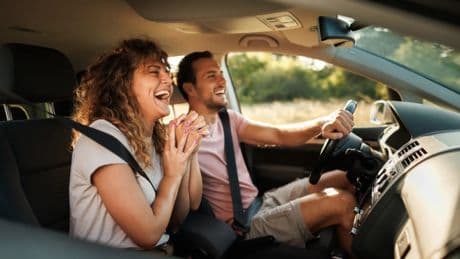 ¿Conducen mejor las mujeres o los hombres? Le preguntamos a la IA sobre el eterno debate