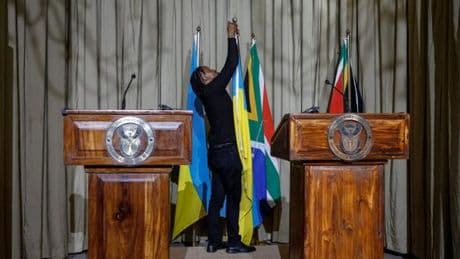 Volodymyr Zelensky écourte une visite en Afrique du Sud, rattrapé par la guerre à Kiev