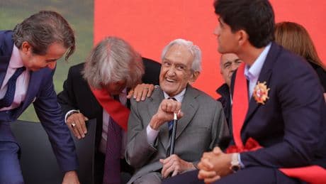 &quot;Maestro del pensamiento económico liberal&quot;: Pedro Schwartz recibe la Gran Cruz de Orden del Dos de Mayo