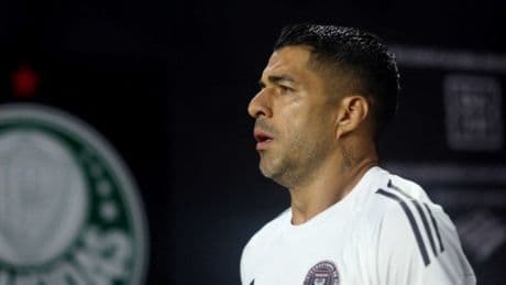 Luis Suarez'e tükürük cezası