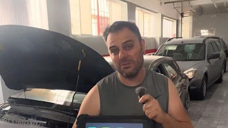 "Si la batería de tu coche lleva esto, no vale sólo con cambiarla": la advertencia de Javier Cortez, mecánico