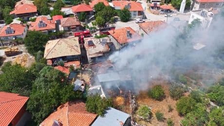 Burdur'da yangın dehşeti: Ahırdan eve sıçrayan alevler 6 kişiyi hastanelik etti