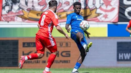 Sportchef Meyer schwärmt von ihm - Knallt ER Halle in die 3. Liga?