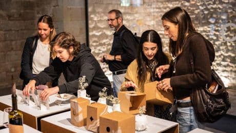 Alumnos de la escuela Elisava tratan de dignificar el souvenir de Barcelona