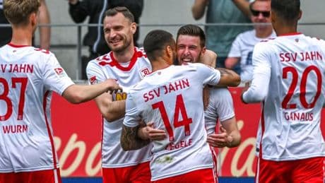 Torwartpatzer lässt Schlusslicht Regensburg gegen Schalke jubeln