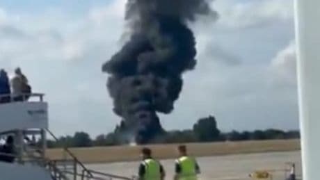 Londra'da küçük uçak kalkıştan hemen sonra yere çakıldı! Can kaybı veya yaralı var mı?