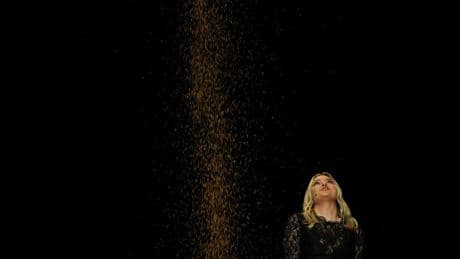 Eurovision 2025 : en vidéo, la prestation de Louane sur scène