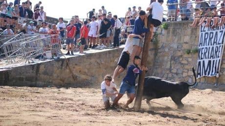 Manifestación en Getxo para pedir que se elimine la sokamuturra del Puerto Viejo