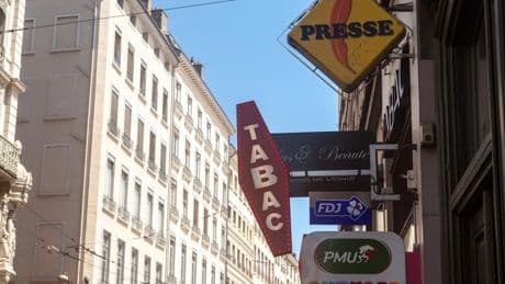 Caméras «augmentées» à l’IA dans les tabacs : une mesure «ni nécessaire, ni proportionnée», estime la Cnil