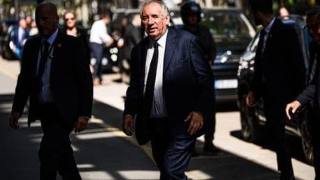 La méthode de François Bayrou sous le feu des critiques
