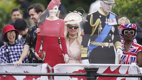 Carlos III se baja del caballo en su tercer cumpleaños oficial como rey, un nuevo Trooping the Colour con la pompa de la Monarquía británica, marcado por el luto
