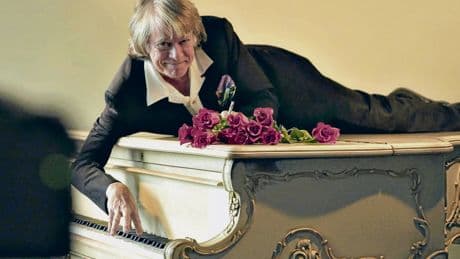Helge Schneider | »The Klimper­clown«: Wer warum fragt, hat schon verloren