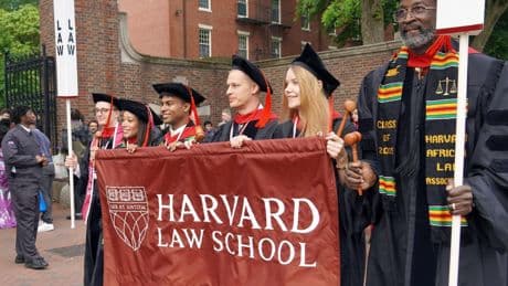La justice suspend l’interdiction par Trump des étudiants étrangers à Harvard