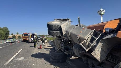 Tráfico lento y kilómetros de retenciones en la M-503 en Majadahonda tras volcar un camión: el conductor está grave