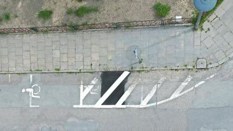 Stadt blamiert sich mit Fahrbahnmarkierung - Für mehr reichte die Farbe wohl  leider nicht ...