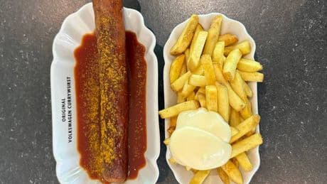 Essen in der Mittagspause: Currywurst rutscht im Kantinen-Ranking ab – neuer Spitzenreiter