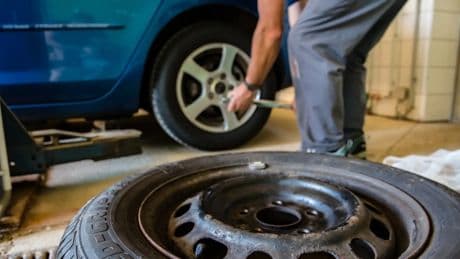 Adiós neumáticos: los diez modelos de coches que antes desgastan las ruedas