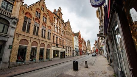 "Un manque de respect": la ville de Bruges demande aux touristes d'arrêter de voler ses pavés