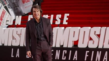 Tom Cruise vestigt wereldrecord sprongen met brandende parachute
