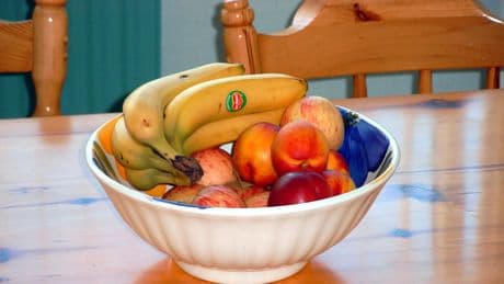 Adiós a la mosca de la fruta: esto es lo que debes poner en tu frutero para alejarla