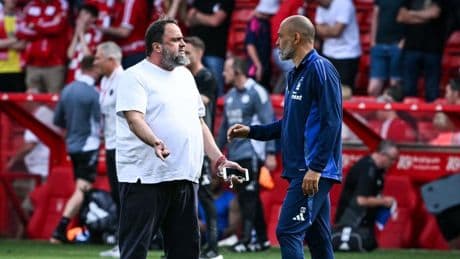 Insólito: el dueño del Nottingham Forest baja al campo para recriminarle el pinchazo a Nuno